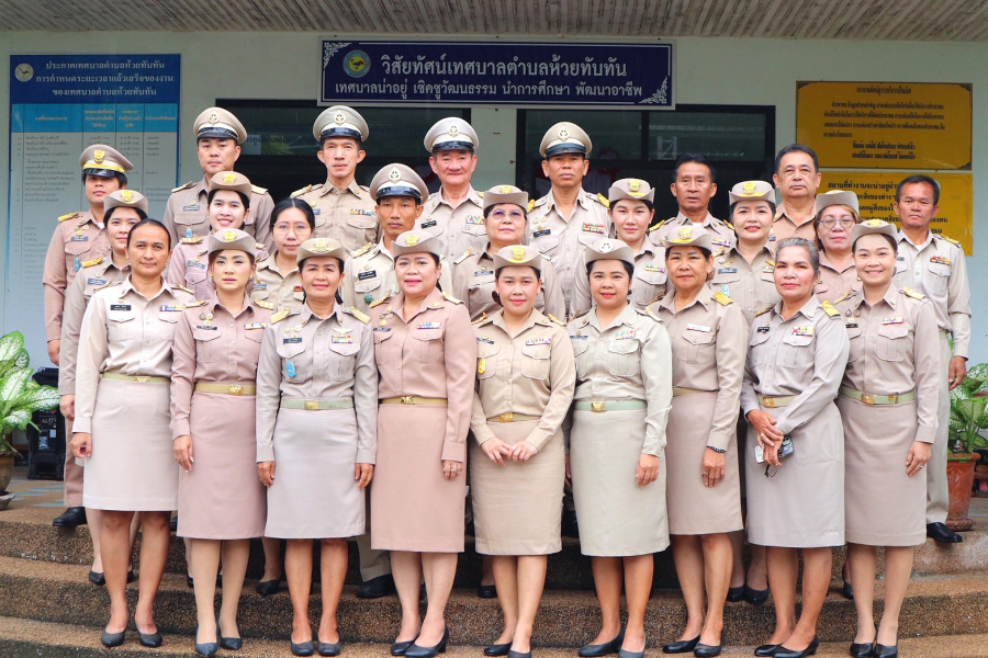 วันที่ 29 กันยายน 2568 เทศบาลตำบลห้วยทับทัน  นำโดยนายชัยยันต์  เทพเกษตรกุล  นายกเทศมนตรี  พร้อมด้วยคณะผู้บริหาร  หัวหน้าส่วนราชการ  พนักงานเทศบาล  พนักงานครู  ลูกจ้าง  และพนักงานจ้าง  เข้าร่วมกิจกรรมเข้าแถวเคารพธงชาติและร้องเพลงชาติไทย