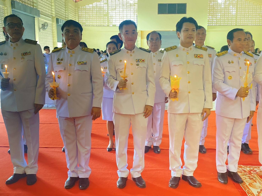 วันที่ 28 กรกฎาคม 2568 ณ หอประชุมอำเภอห้วยทับทัน นายชัยยันต์ เทพเกษตรกุล นายกเทศมนตรีตำบลห้วยทับทัน นำคณะผู้บริหาร สมาชิกสภาเทศบาลหัวหน้าส่วนราชการ และพนักงานเทศบาล ร่วมพิธีถวายเครื่องราชสักการะและถวายพานพุ่ม ถวายพระพรชัยมงคลและจุดเทียนชัยถวายพระพร