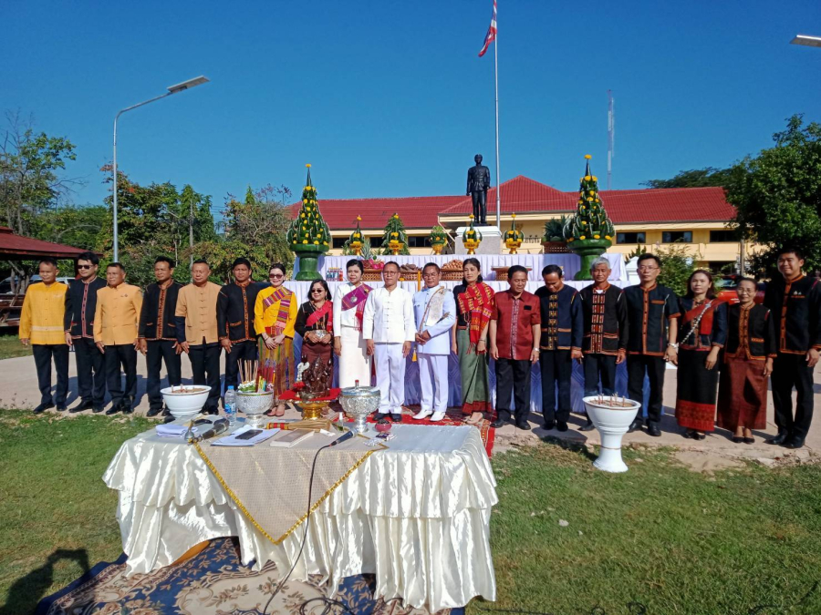 พิธีสักการะสิ่งศักดิ์สิทธิ์งานเฉลิมฉลอง ๒๔๒ ปี จังหวัดศรีสะเกษ ณ สนามหน้าที่ว่าการอำเภอห้วยทับทัน อำเภอห้วยทับทัน จังหวัดศรีสะเกษ และปราสาทบ้านปราสาท หมู่ที่ ๑๒ ตำบลปราสาท อำเภอห้วยทับทัน จังหวัดศรีสะเกษ
