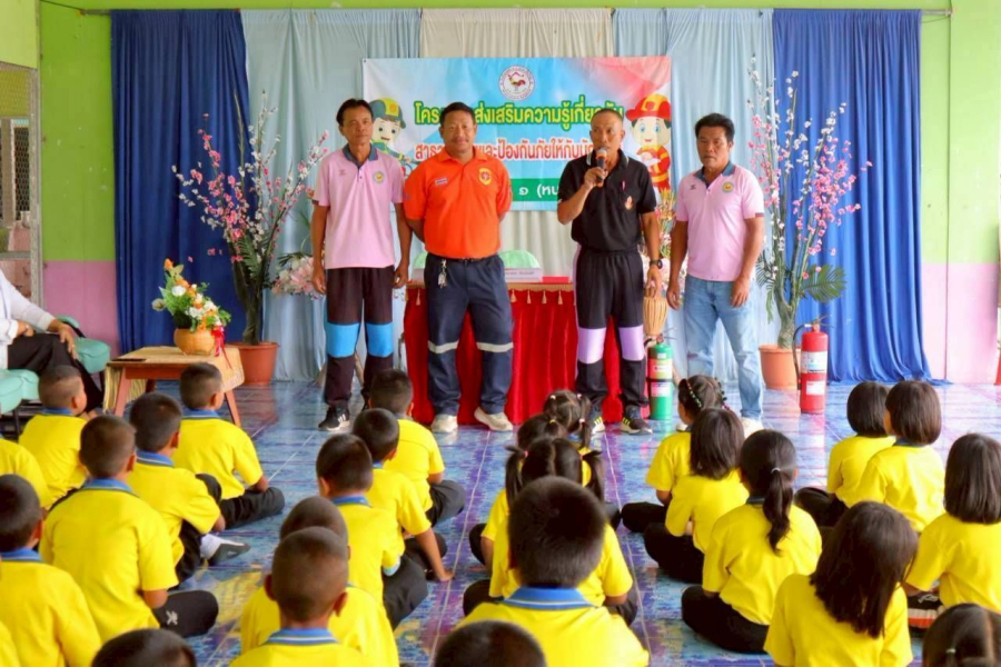 วันที่ 26 สิงหาคม 2568   นายชัยยันต์  เทพเกษตรกุล นายกเทศมนตรีตำบลห้วยทับทัน  ได้มอบหมายให้เจ้าหน้าที่ ฝ่ายป้องกันและบรรเทาสาธารณภัย สำนักปลัดเทศบาล นำโดย จ่าเอกมงคล จันทะศรี หัวหน้าฝ่ายป้องกันและบรรเทาสาธารณภัยออกให้ความรู้ ในการดับเพลิงเบื้องต้น