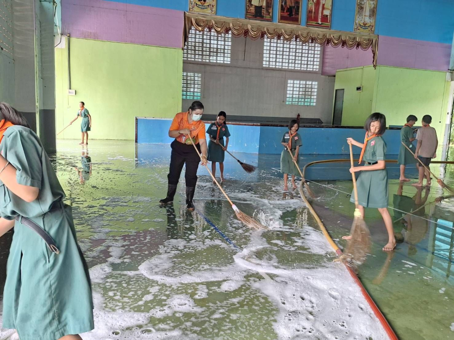 วันที่ 6 สิงหาคม 2568  นายชัยยันต์  เทพเกษตรกุล  นายกเทศมนตรีตำบลห้วยทับทัน  มอบหมายเจ้าหน้าที่งานป้องกันและบรรเทาสาธารณภัย  ร่วมกับครูและนักเรียน  โรงเรียนเทศบาล 1 (หนองสิมใหญ่)  ล้างทำความสะอาดหอประชุมโรงเรียน