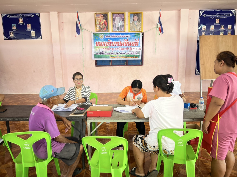วันที่ 21 พฤษภาคม 2568 เวลา 09.30 น. กองคลัง เทศบาลตำบลห้วยทับทัน  นำโดย นางมยุรี แสงสว่าง ผู้อำนวยการกองคลัง พร้อมเจ้าหน้าที่งานจัดเก็บและพัฒนารายได้ ได้ออกให้บริการแจ้งการประเมินเพื่อเสียภาษีที่ดินและสิ่งปลูกสร้าง ประจำปี 2568