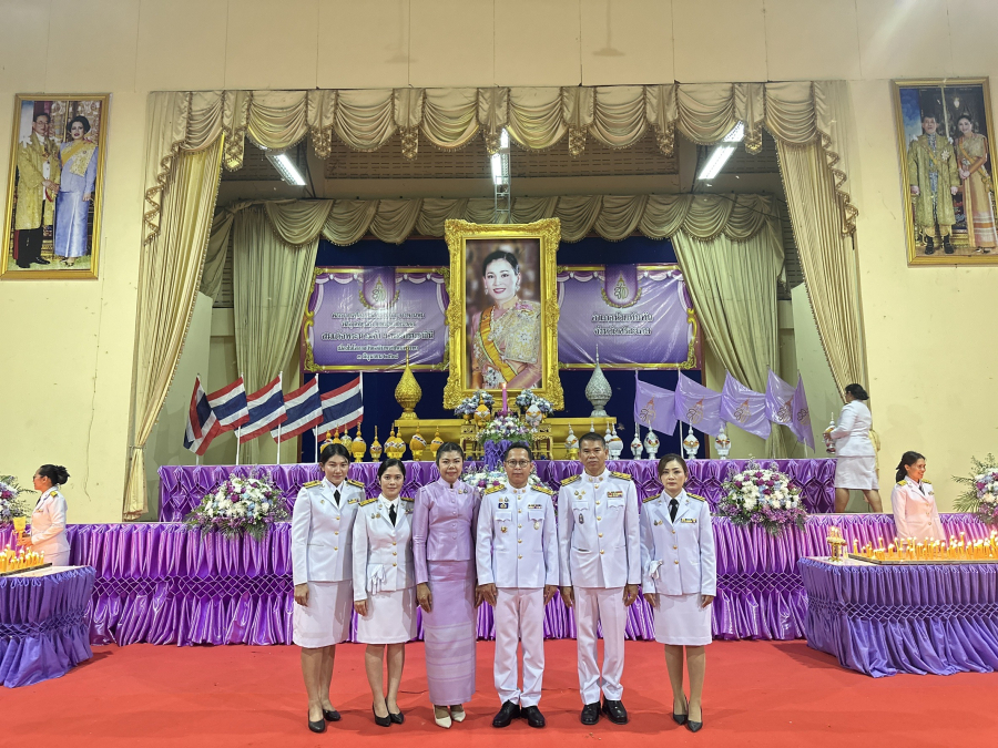 วันที่ 3มิถุนายน 2568 นายมนรัตน์ แสงสว่าง รองปลัดเทศบาล รักษาราชการแทนปลัดเทศบาล ปฏิบัติหน้าที่นายกเทศมนตรีพร้อมด้วยเจ้าหน้าที่เทศบาลตำบลห้วยทับทัน เข้าร่วมกิจกรรมเนื่องในโอกาสวันเฉลิมพระชนมพรรษา สมเด็จพระนางเจ้าฯ พระบรมราชินีในวันที่ 3 มิถุนายน 2568