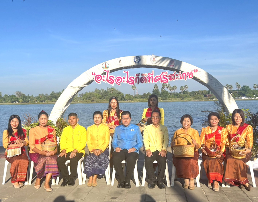 วันที่ 12 พฤศจิกายน 2567 เทศบาลตำบลห้วยทับทัน ร่วมโครงการรณรงค์แต่งกายด้วยผ้าไทยและผ้าพื้นเมือง จังหวัดศรีสะเกษ &quot;ศรีสะเกษพร้อมใจ นุ่งผ้าไทยใส่บาตร ทำความดี วิถีพอเพียง&quot;