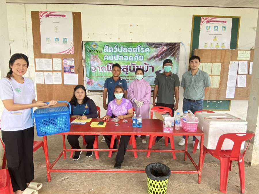 วันที่28 พฤษภาคม 2568 กองสาธารณสุขและสิ่งแวดล้อม สิ่งแวดล้อม นำโดย นางสุกัญญา กองแก้ว ผู้อำนวยการกองสาธารณสุขฯเจ้าหน้าที่กองสาธารณสุขและสิ่งแวดล้อม ออกรณรงค์ฉีดวัคซีนป้องกันโรคพิษสุขบ้า ตามโครงการสัตว์ปลอดโรคคนปลอดภัยจากโรคพิษสุนัขบ้า ประจำปี2568
